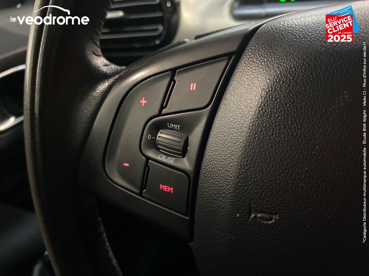 Véhicule d'occasion CITROEN C4 CACTUS PURETECH 82 SHINE GPS chez Le Veodrome