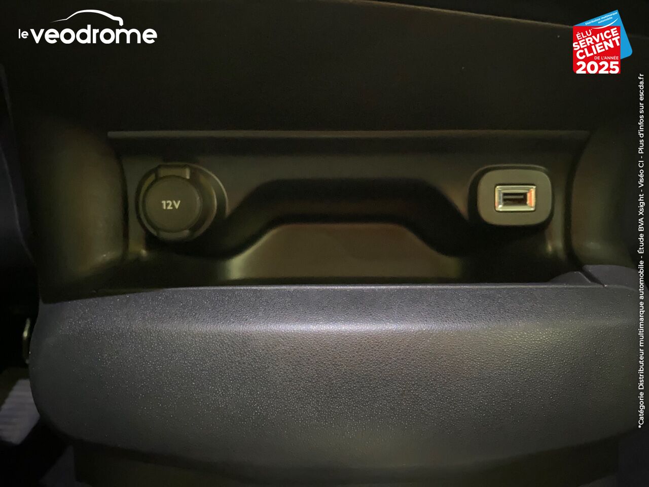 Véhicule d'occasion CITROEN C4 CACTUS PURETECH 82 SHINE GPS chez Le Veodrome