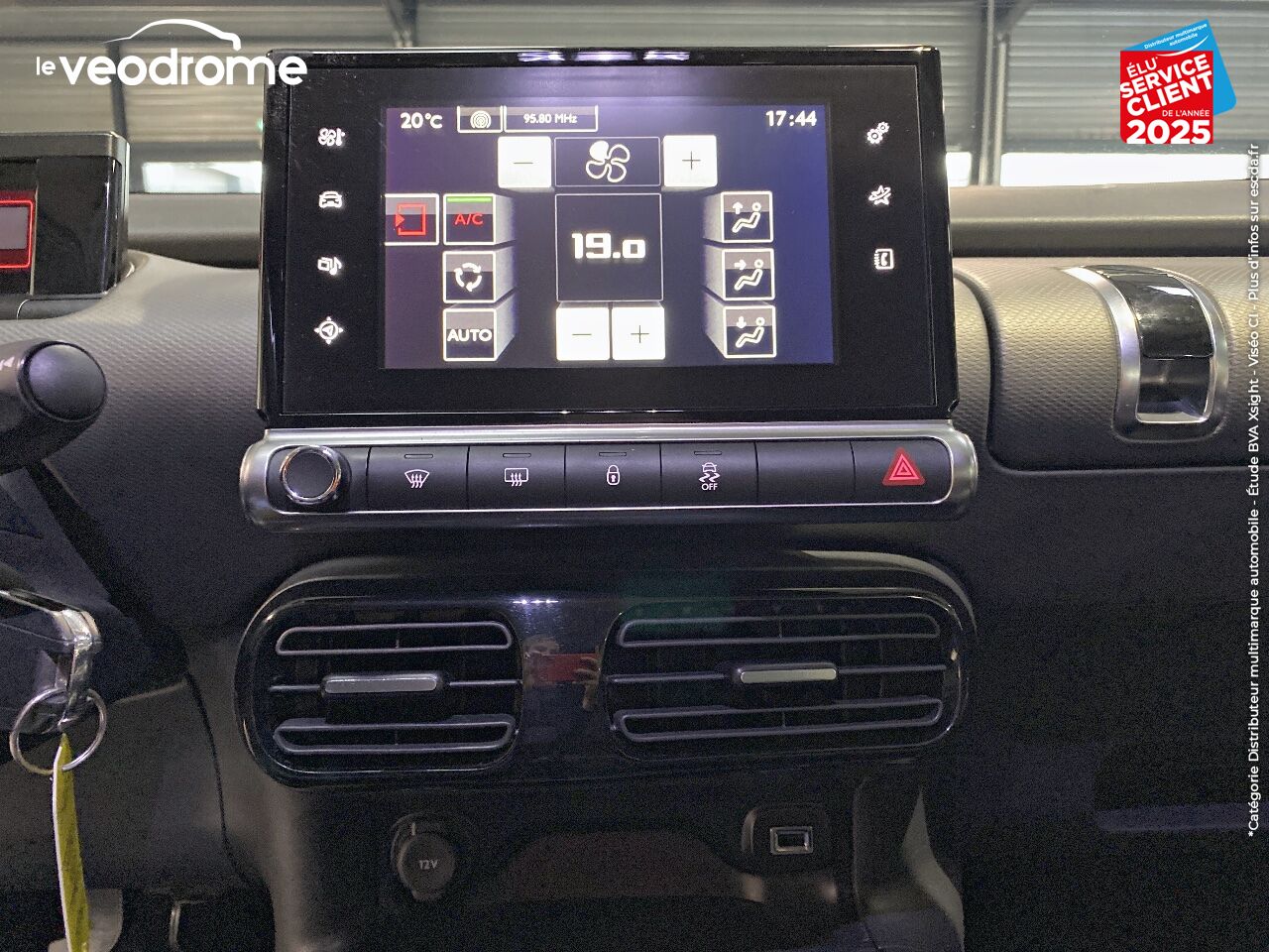 Véhicule d'occasion CITROEN C4 CACTUS PURETECH 82 SHINE GPS chez Le Veodrome