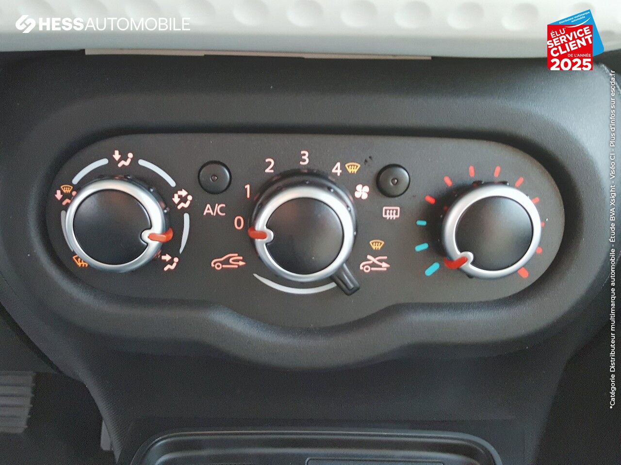 Véhicule d'occasion RENAULT TWINGO 1.0 SCE 75CH ZEN chez Renault Saint-Louis