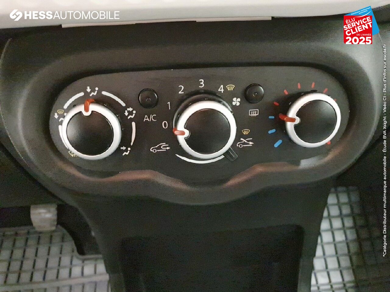 Véhicule d'occasion RENAULT TWINGO 1.0 SCE 70CH ZEN BOITE COURTE EURO6 chez Renault Strasbourg