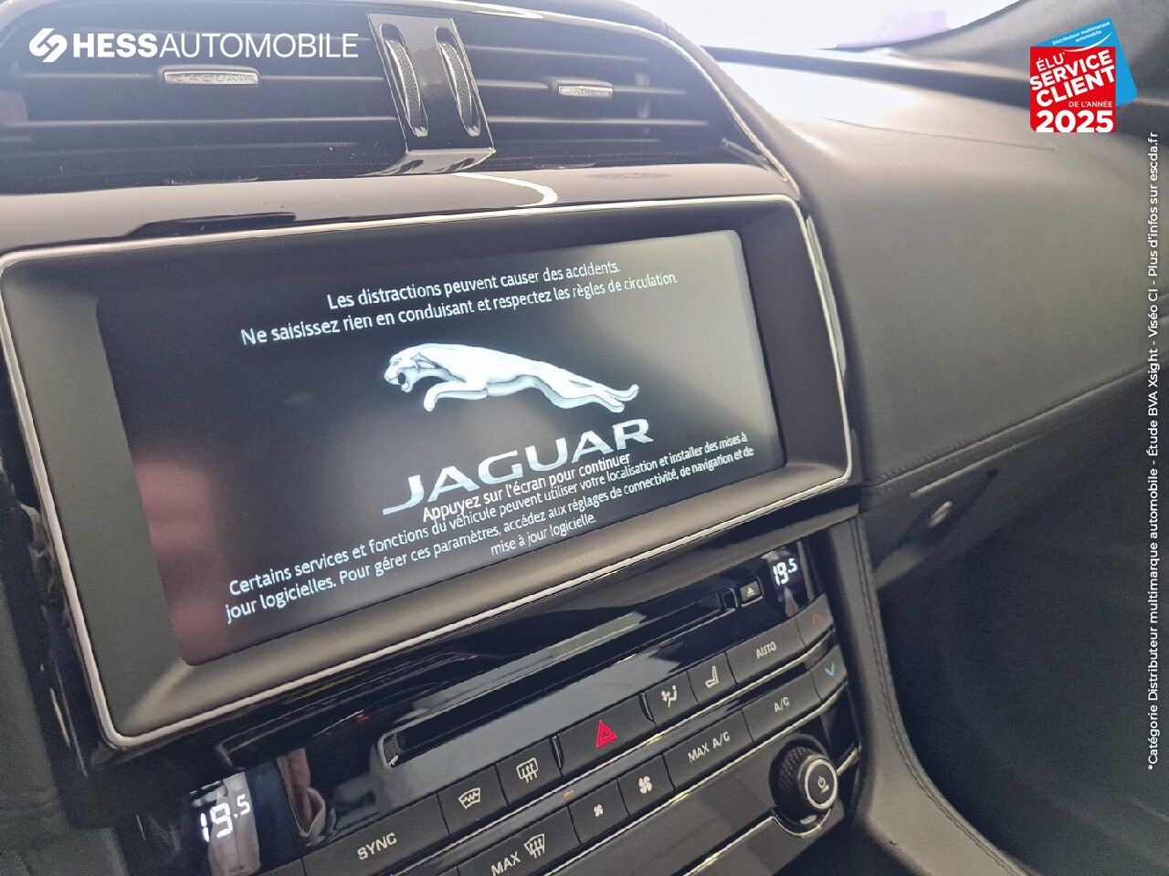 Véhicule d'occasion JAGUAR F-PACE V6 3.0D 300CH S 4X4 BVA8 TOUVRANT MERIDIAN SIEGE AV/AR CHAUF JA22 chez Jaguar Strasbourg