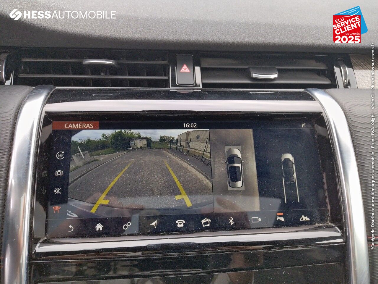 Véhicule d'occasion LAND-ROVER DISCOVERY SPORT P300E R-DYNAMIC SE AWD BVA MARK VI TPANO SIEGES CUIR GPS CAMERA chez Volvo Epernay