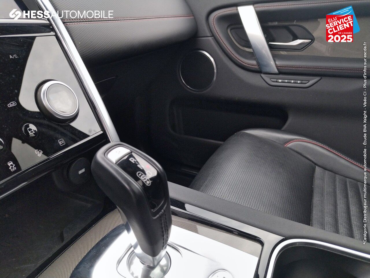 Véhicule d'occasion LAND-ROVER DISCOVERY SPORT P300E R-DYNAMIC SE AWD BVA MARK VI TPANO SIEGES CUIR GPS CAMERA chez Volvo Epernay