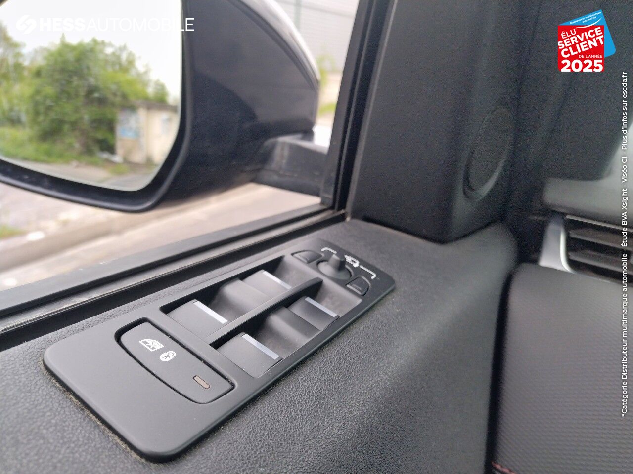 Véhicule d'occasion LAND-ROVER DISCOVERY SPORT P300E R-DYNAMIC SE AWD BVA MARK VI TPANO SIEGES CUIR GPS CAMERA chez Volvo Epernay