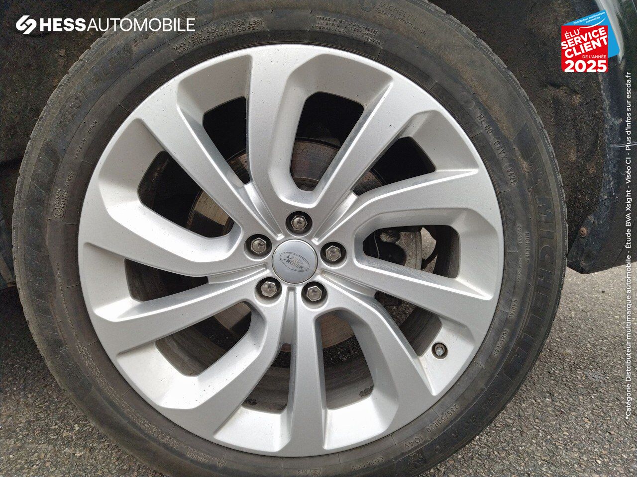Véhicule d'occasion LAND-ROVER DISCOVERY SPORT P300E R-DYNAMIC SE AWD BVA MARK VI TPANO SIEGES CUIR GPS CAMERA chez Volvo Epernay