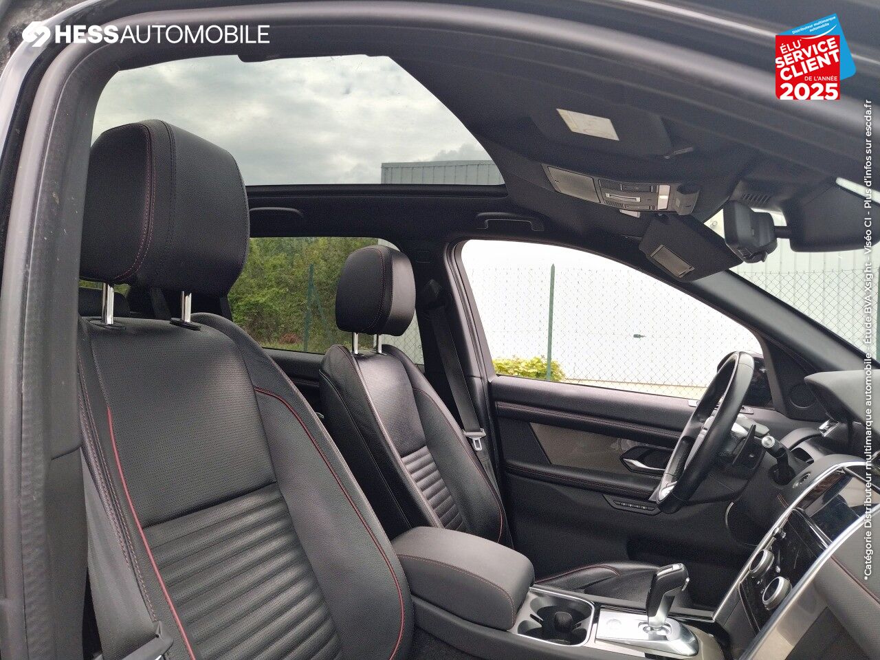 Véhicule d'occasion LAND-ROVER DISCOVERY SPORT P300E R-DYNAMIC SE AWD BVA MARK VI TPANO SIEGES CUIR GPS CAMERA chez Volvo Epernay