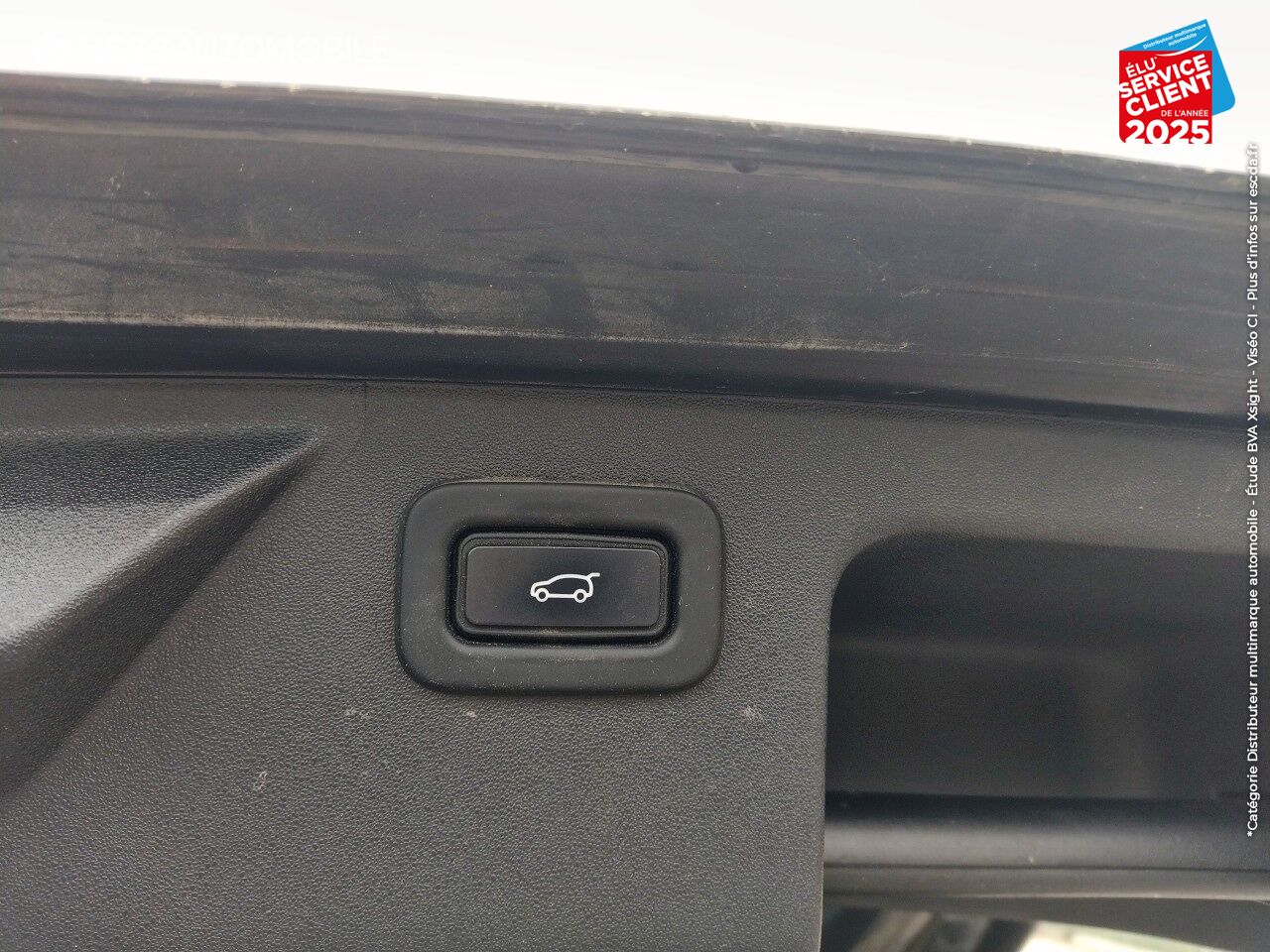 Véhicule d'occasion LAND-ROVER DISCOVERY SPORT P300E R-DYNAMIC SE AWD BVA MARK VI TPANO SIEGES CUIR GPS CAMERA chez Volvo Epernay