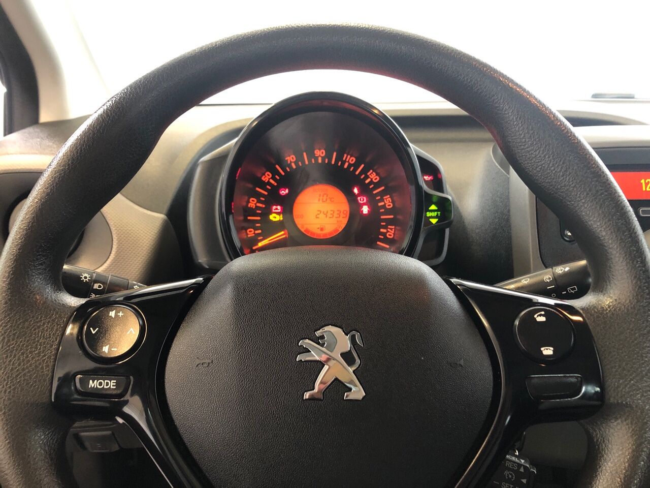 Véhicule d'occasion PEUGEOT 108 VTI 72 ACTIVE 5P chez Peugeot Sedan