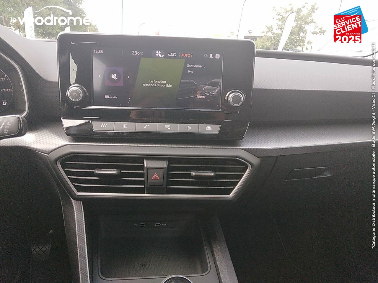 Véhicule d'occasion SEAT LEON 1.0 TSI 110CH STYLE -21 COCKPIT DIGITAL APPLE CARPLAY/ANDROID AUTO CLIM AUTO chez Le Veodrome