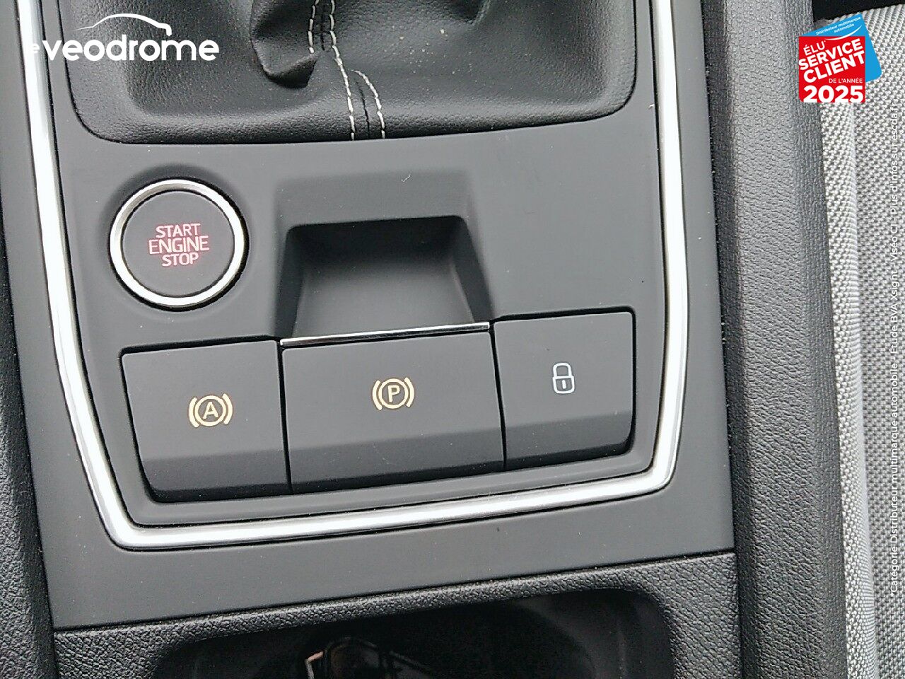 Véhicule d'occasion SEAT LEON 1.0 TSI 110CH STYLE -21 COCKPIT DIGITAL APPLE CARPLAY/ANDROID AUTO CLIM AUTO chez Le Veodrome