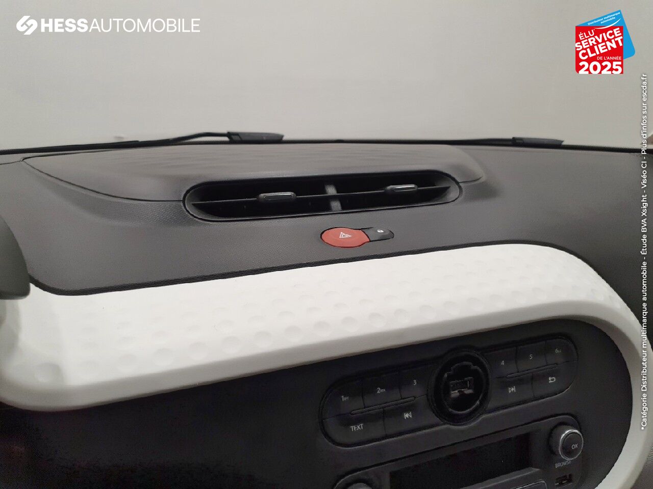 Véhicule d'occasion RENAULT TWINGO 1.0 SCE 70CH LIMITED 2017 BOITE COURTE chez Renault Strasbourg