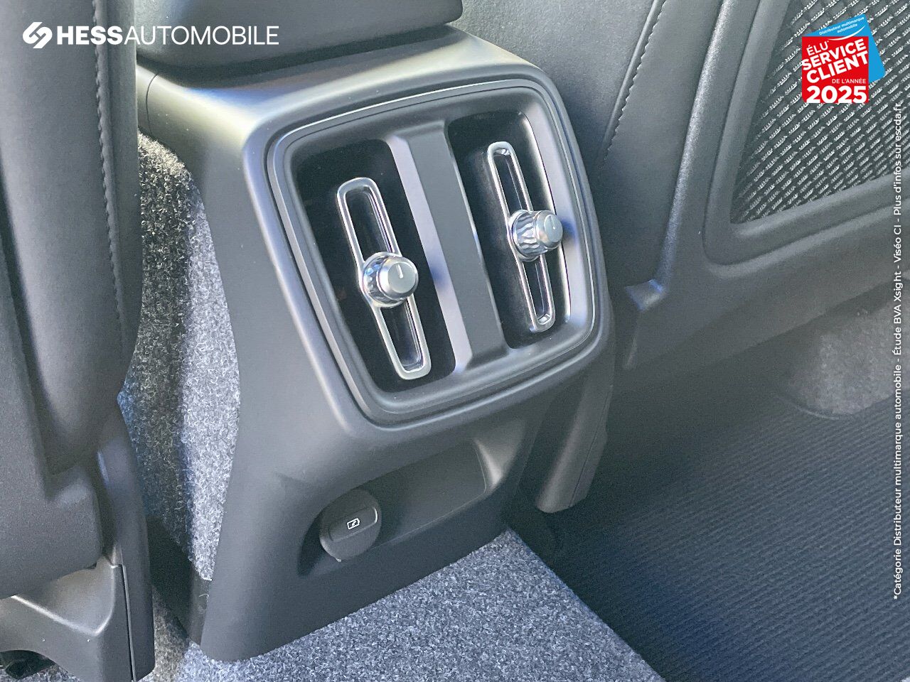 Véhicule d'occasion VOLVO XC40 B3 163CH ULTRA DCT 7 chez BMW Lons le Saunier