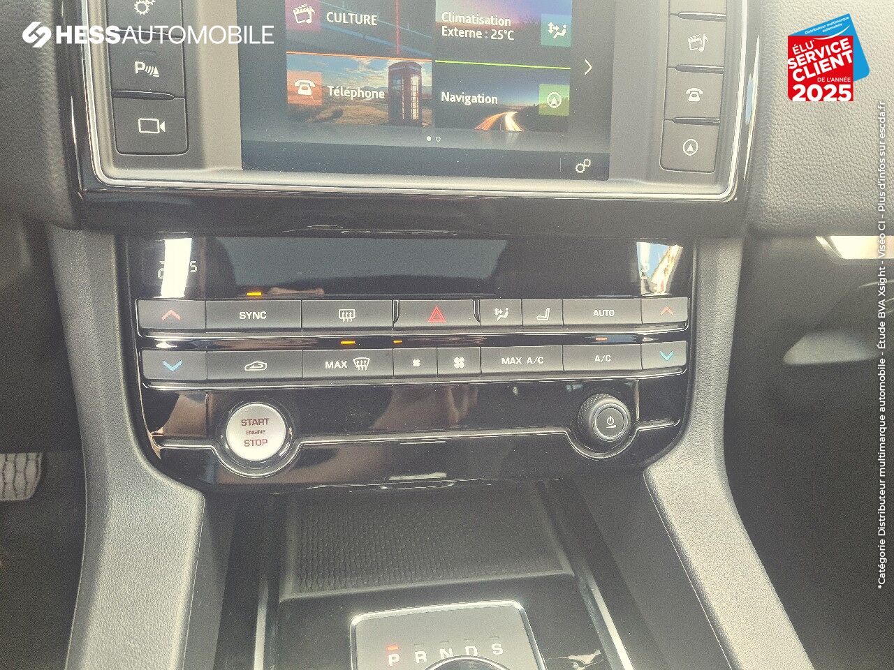 Véhicule d'occasion JAGUAR F-PACE V6 3.0D 300CH R-SPORT 4X4 BVA8 TPANO GPS CAMERA RADAR AV/AR XENON JA19 chez Jaguar Metz