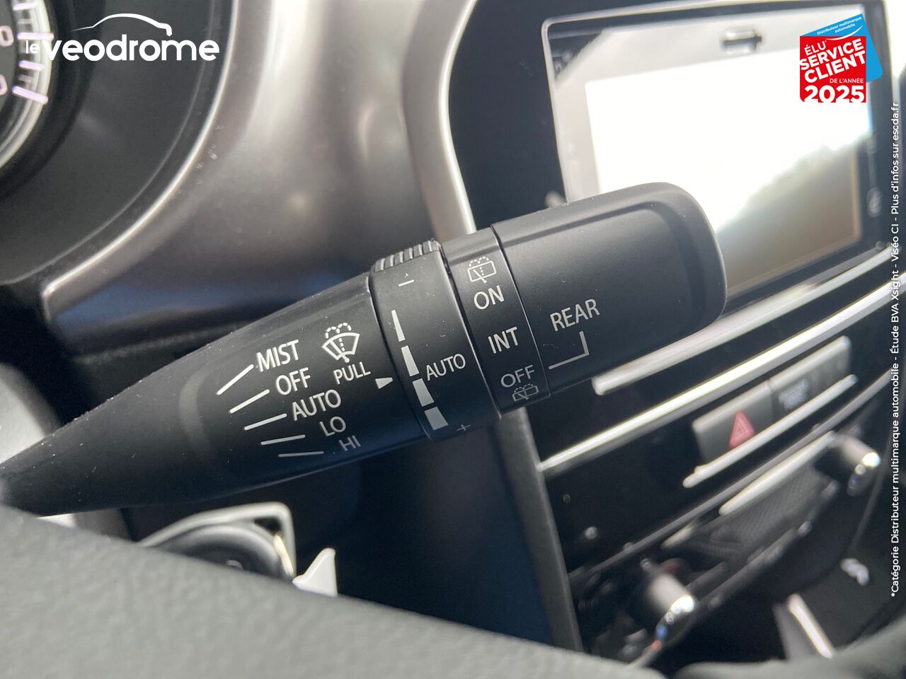 Véhicule d'occasion SUZUKI VITARA 1.4 BOOSTERJET HYBRID 129CH PRIVILEGE -22 CAMERA APPLE CARPLAY/ANDROIDAUTO LED SIEGE CHAUF chez Le Veodrome