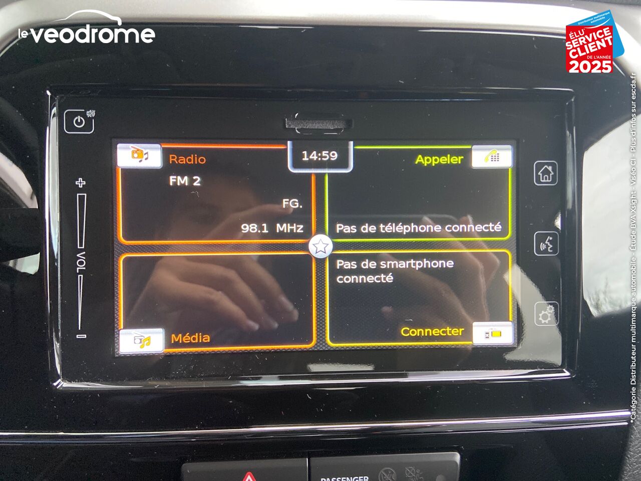 Véhicule d'occasion SUZUKI VITARA 1.4 BOOSTERJET HYBRID 129CH PRIVILEGE -22 CAMERA APPLE CARPLAY/ANDROIDAUTO LED SIEGE CHAUF chez Le Veodrome
