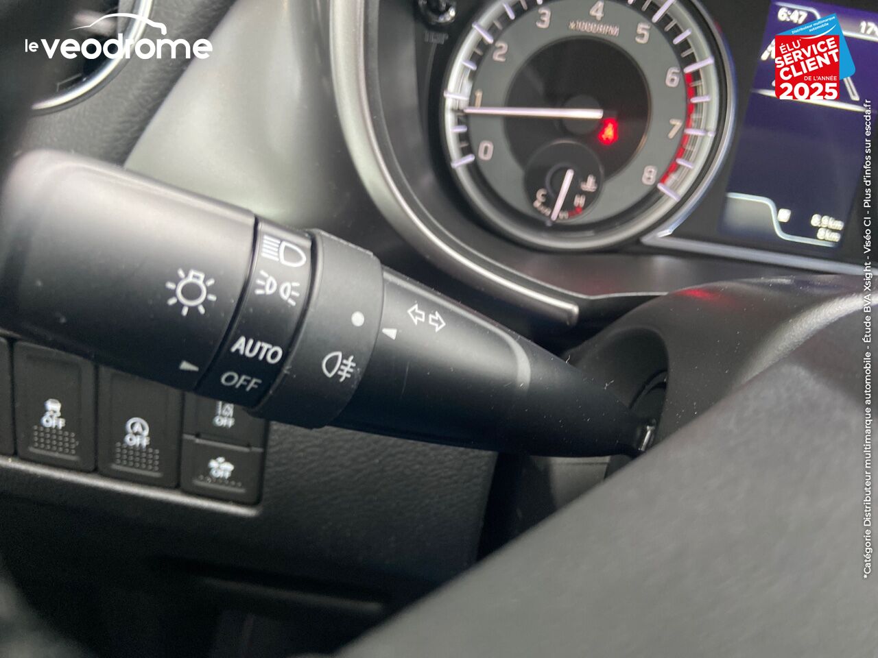 Véhicule d'occasion SUZUKI VITARA 1.4 BOOSTERJET HYBRID 129CH PRIVILEGE -22 CAMERA APPLE CARPLAY/ANDROIDAUTO LED SIEGE CHAUF chez Le Veodrome