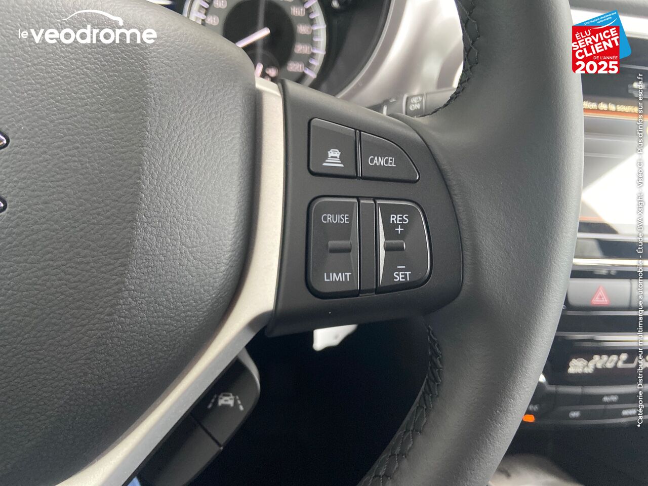 Véhicule d'occasion SUZUKI VITARA 1.4 BOOSTERJET HYBRID 129CH PRIVILEGE -22 CAMERA APPLE CARPLAY/ANDROIDAUTO LED SIEGE CHAUF chez Le Veodrome