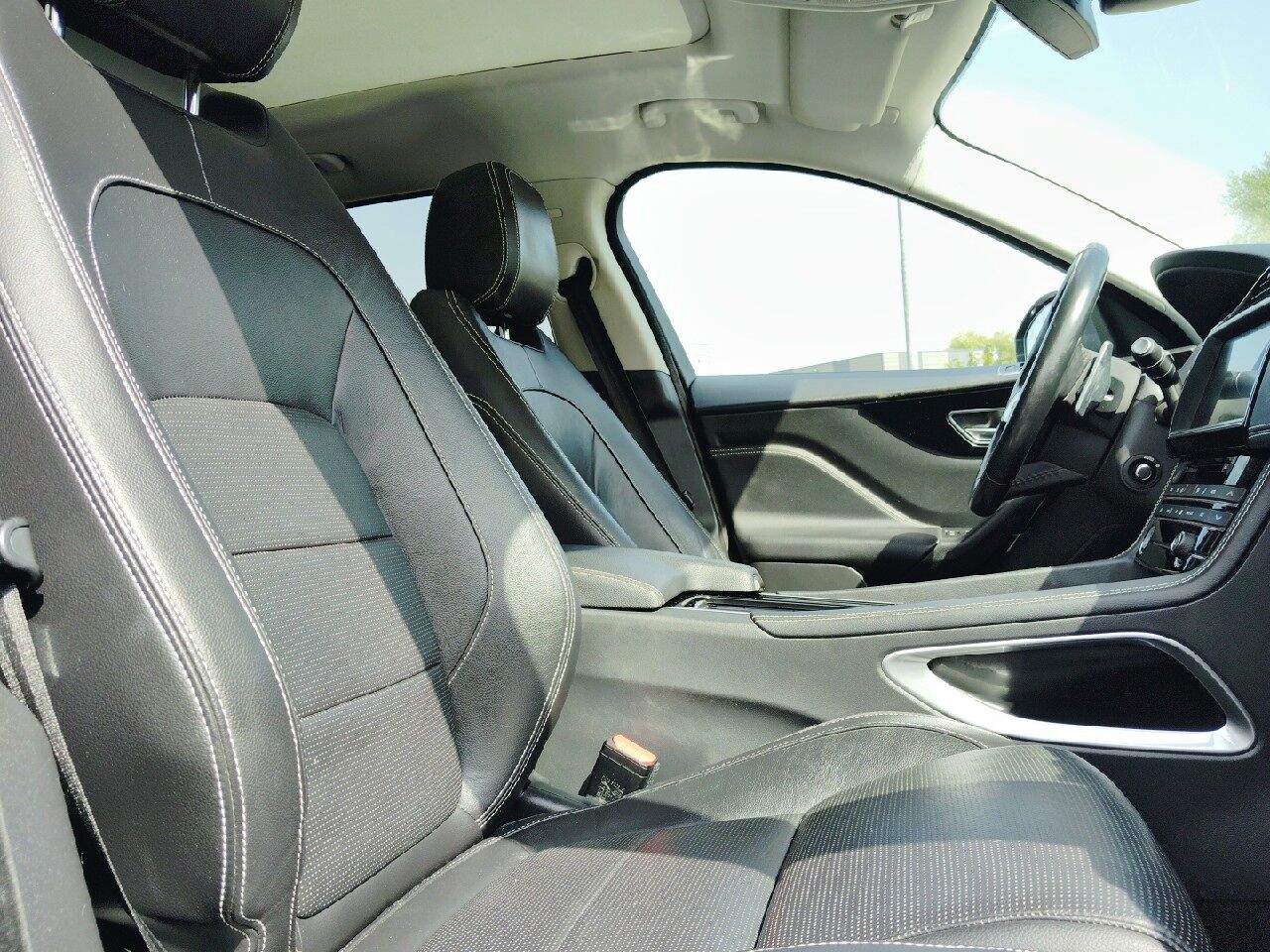 Véhicule d'occasion JAGUAR F-PACE V6 3.0D 300CH R-SPORT 4X4 BVA8 chez Fiat Strasbourg