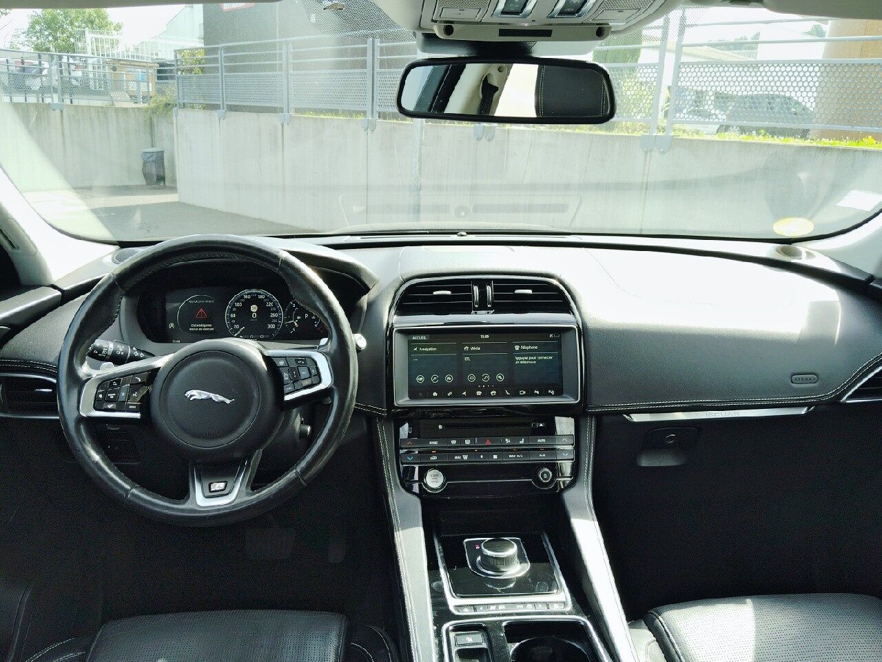 Véhicule d'occasion JAGUAR F-PACE V6 3.0D 300CH R-SPORT 4X4 BVA8 chez Fiat Strasbourg