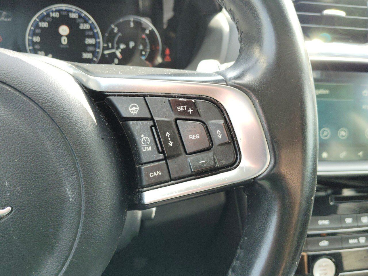 Véhicule d'occasion JAGUAR F-PACE V6 3.0D 300CH R-SPORT 4X4 BVA8 chez Fiat Strasbourg