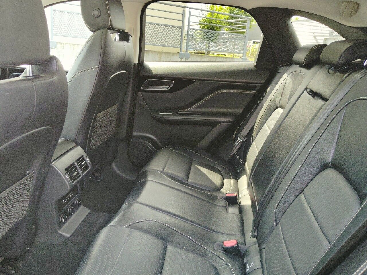 Véhicule d'occasion JAGUAR F-PACE V6 3.0D 300CH R-SPORT 4X4 BVA8 chez Fiat Strasbourg