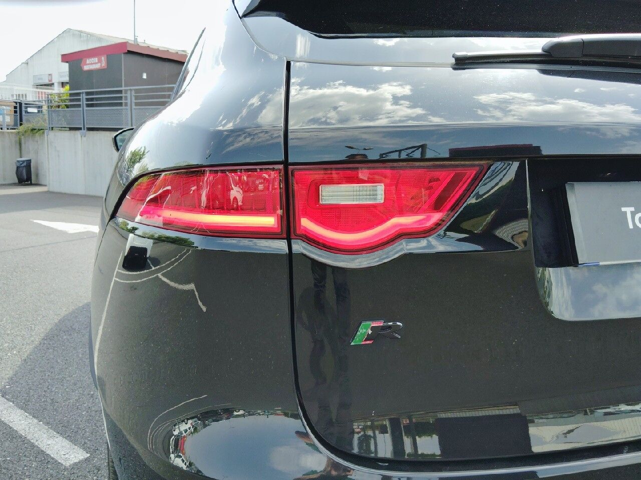 Véhicule d'occasion JAGUAR F-PACE V6 3.0D 300CH R-SPORT 4X4 BVA8 chez Fiat Strasbourg