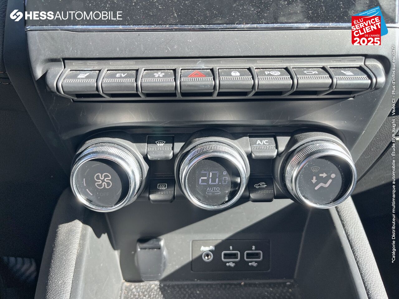 Véhicule d'occasion RENAULT CAPTUR 1.6 E-TECH PLUG-IN 160CH INITIALE PARIS TPANO SIEGES CHAUF/CUIR GPS CAMERA chez Renault Saint-Louis